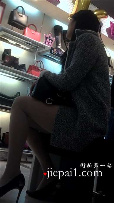 包包店内拍摄两位高跟长腿姐妹花
