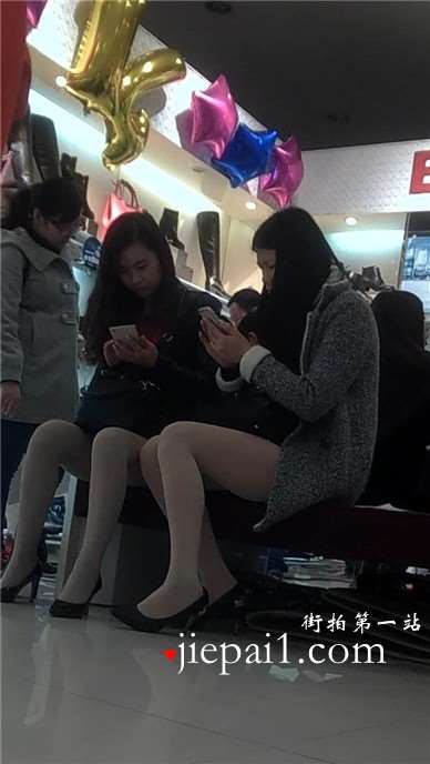 包包店内拍摄两位高跟长腿姐妹花