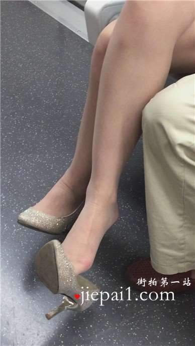 地铁上拍摄金色高跟鞋蓝裙少妇，挑些功夫炉火存青。