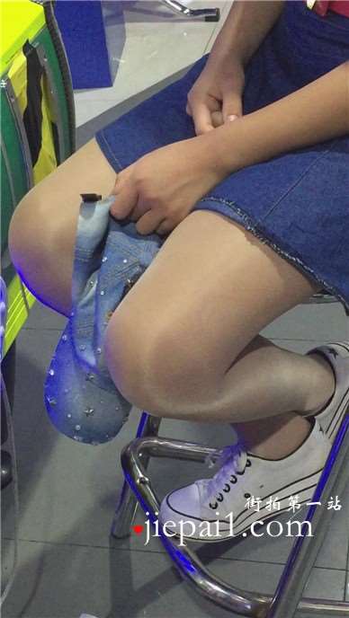 电玩城的肉丝帆布鞋小妹，小清新可爱。