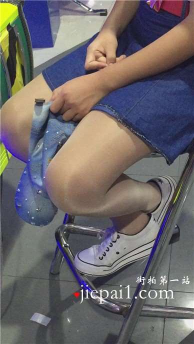 电玩城的肉丝帆布鞋小妹，小清新可爱。