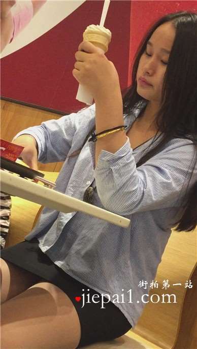 尖嘴高跟鞋肉丝OL包臀裙美女在吃甜筒，动作诱惑吗