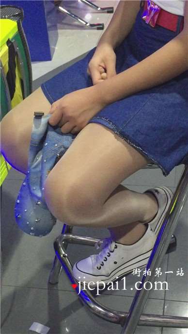 电玩城的肉丝帆布鞋小妹，小清新可爱。