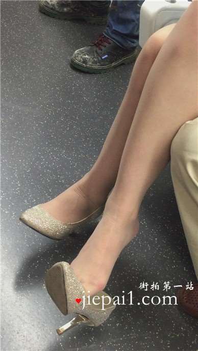地铁上拍摄金色高跟鞋蓝裙少妇，挑些功夫炉火存青。