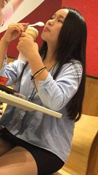 尖嘴高跟鞋肉丝OL包臀裙美女在吃甜筒，动作诱惑吗