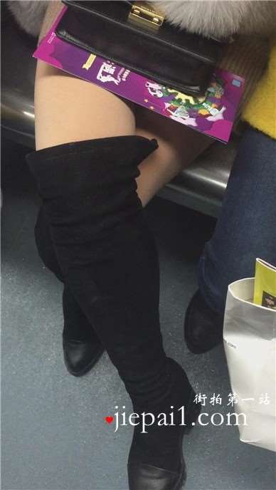 地铁上偶遇美腿长筒靴美眉