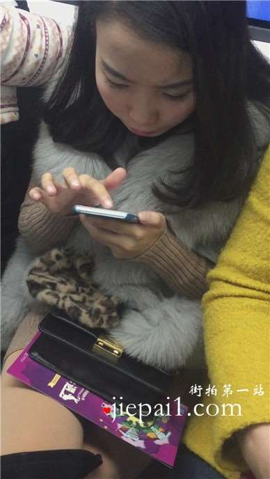 地铁上偶遇美腿长筒靴美眉