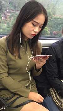 地铁上拍摄美腿红唇妹子。
