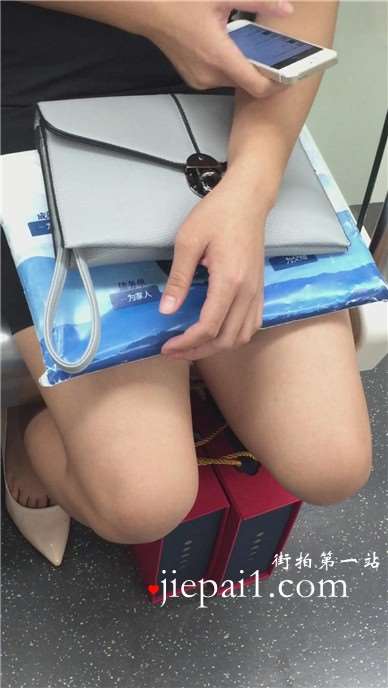 地铁上的高跟OL白衬衫包臀裙美女偷偷的晾脚