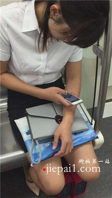 地铁上的高跟OL白衬衫包臀裙美女偷偷的晾脚