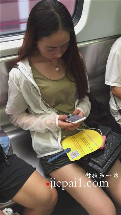 地铁上拍摄小清新美女。