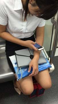 地铁上的高跟OL白衬衫包臀裙美女偷偷的晾脚