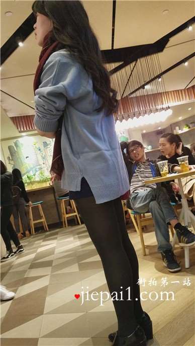 逛商场偶遇黑丝少妇，风韵犹存。