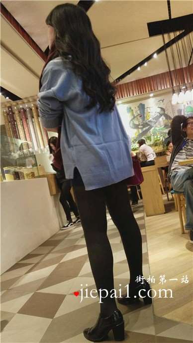 逛商场偶遇黑丝少妇，风韵犹存。