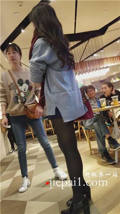 逛商场偶遇黑丝少妇，风韵犹存。