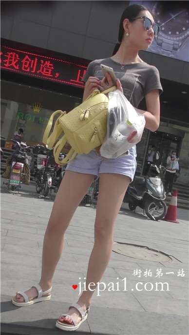 4k-超酷的墨镜女孩，颜值爆表，玉足更是鲜嫩。