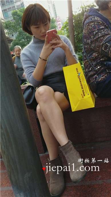 4k-花坛边玩手机的短发女孩，换个角度继续拍。
