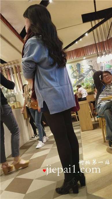逛商场偶遇黑丝少妇，风韵犹存。
