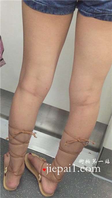 等地铁的牛仔热裤吊带衫小美女，凉鞋超有个性