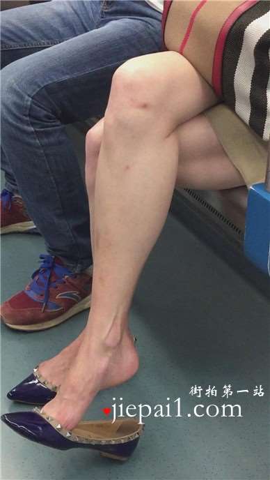 极品修长玉足美女，把小尖嘴高跟塞得满满当当的。