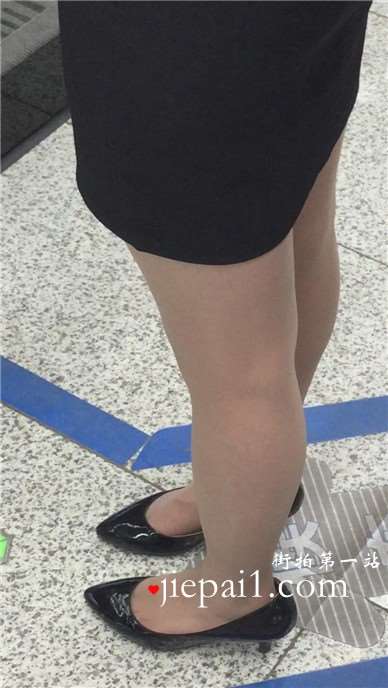 地铁站拍摄OL职业装美女，清纯甜美哦。
