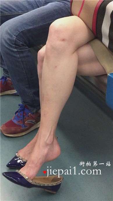 极品修长玉足美女，把小尖嘴高跟塞得满满当当的。