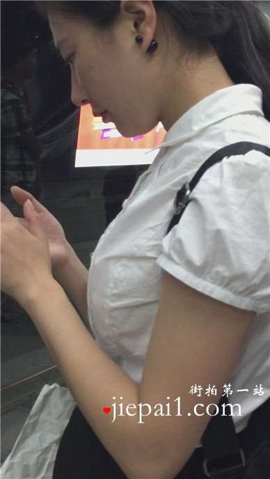 地铁站拍摄OL职业装美女，清纯甜美哦。