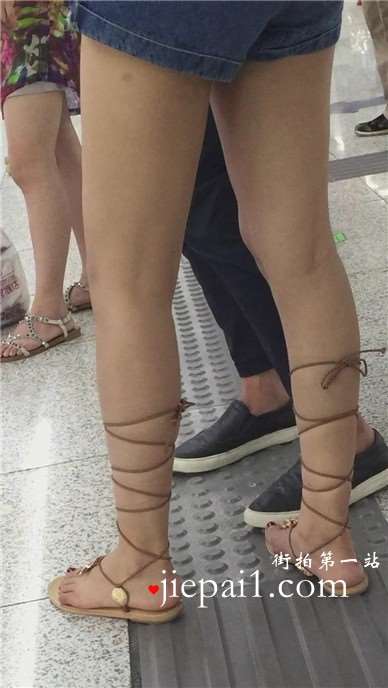 等地铁的牛仔热裤吊带衫小美女，凉鞋超有个性