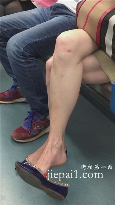 极品修长玉足美女，把小尖嘴高跟塞得满满当当的。