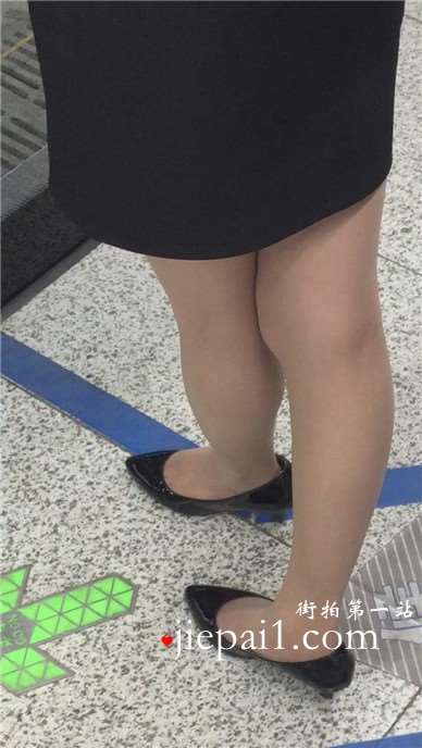 地铁站拍摄OL职业装美女，清纯甜美哦。