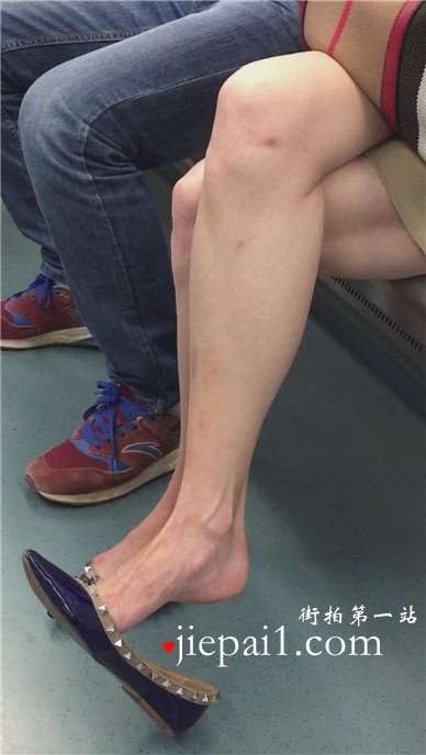 极品修长玉足美女，把小尖嘴高跟塞得满满当当的。