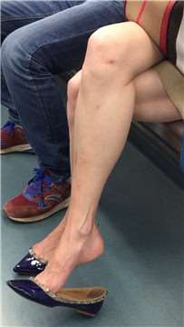 极品修长玉足美女，把小尖嘴高跟塞得满满当当的。