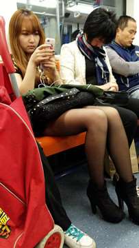 4k-地铁上拍摄甜美黑丝高跟鞋金发美眉。