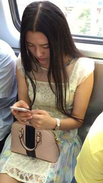 地铁偶遇甜美公主裙女神，尖嘴高跟被玉足塞得满满当当。