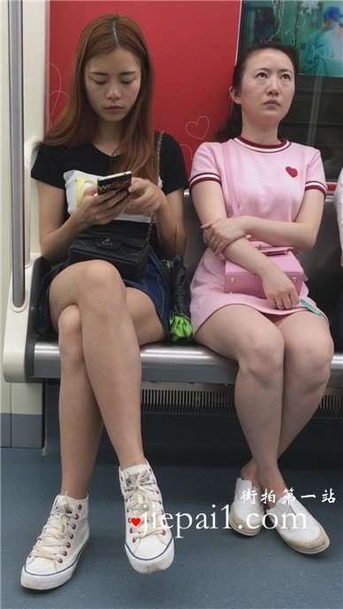 地铁上拍摄两位白腿美眉。