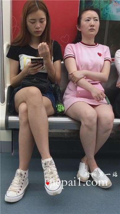 地铁上拍摄两位白腿美眉。