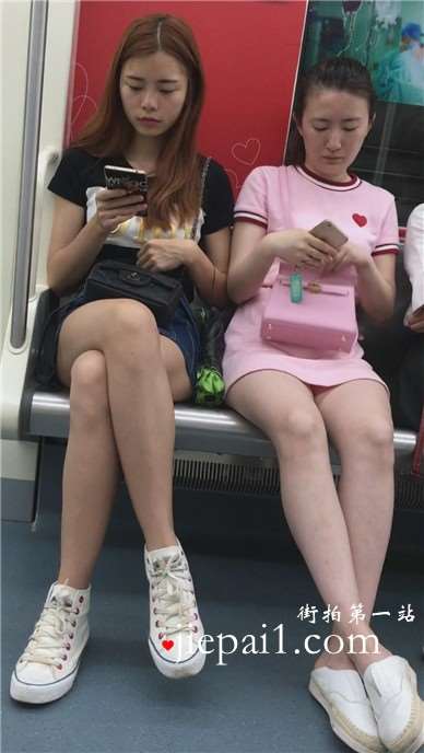 地铁上拍摄两位白腿美眉。