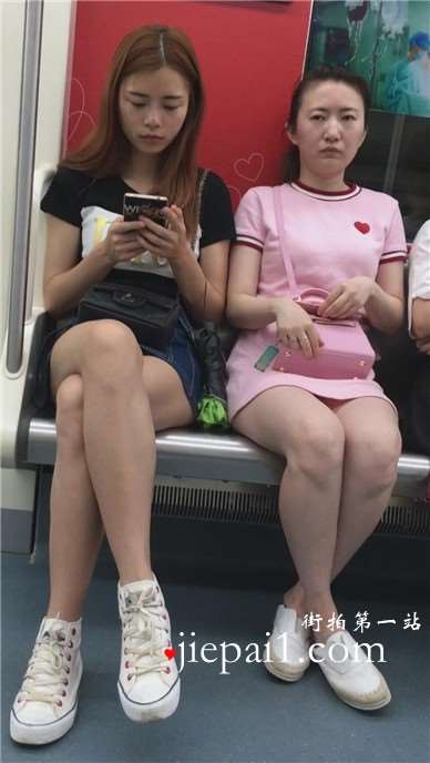 地铁上拍摄两位白腿美眉。