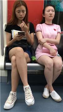 地铁上拍摄两位白腿美眉。