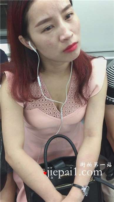 偶遇低胸v领粉色裙美女