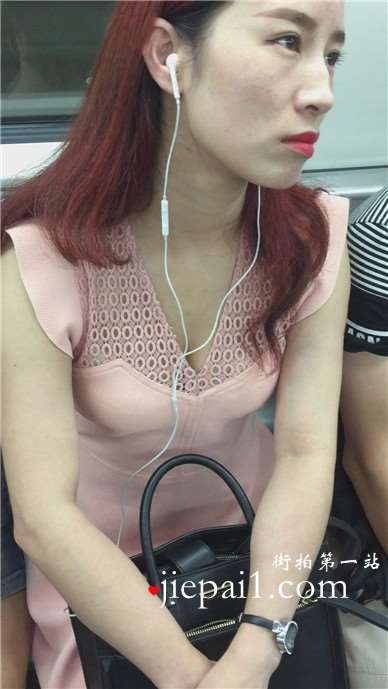 偶遇低胸v领粉色裙美女