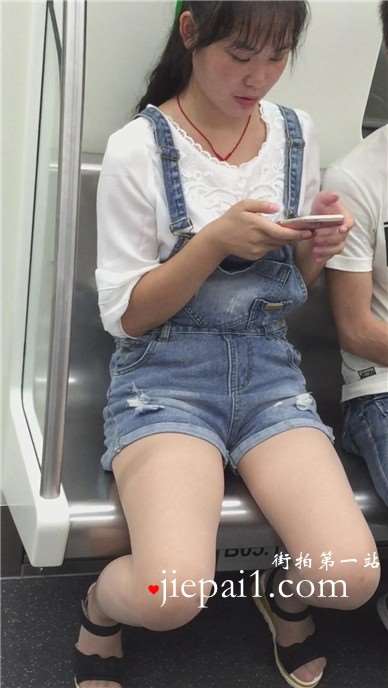 地铁偶遇吊带牛仔热裤文静小美女，还穿肉丝的哦。