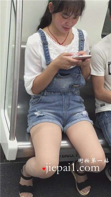 地铁偶遇吊带牛仔热裤文静小美女，还穿肉丝的哦。