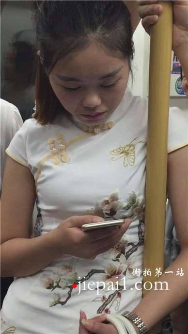 旗袍少妇有心事，闷闷不乐的一副苦瓜脸。