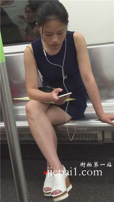 地铁上无聊的妹子，听着歌曲东张西望。