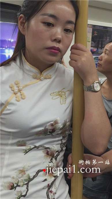 旗袍少妇有心事，闷闷不乐的一副苦瓜脸。
