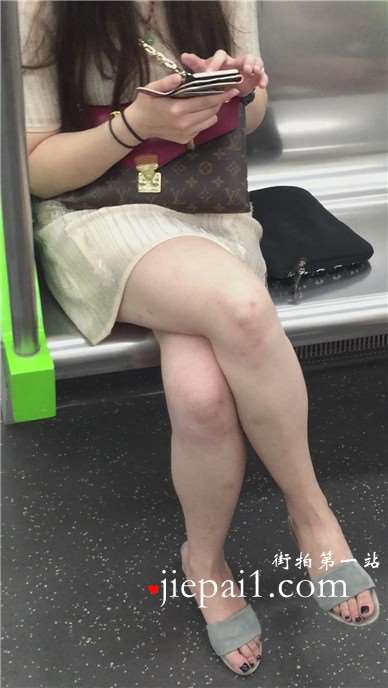 地铁偶遇白皙美腿美女。