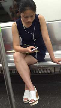 地铁上无聊的妹子，听着歌曲东张西望。