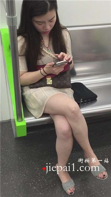 地铁偶遇白皙美腿美女。