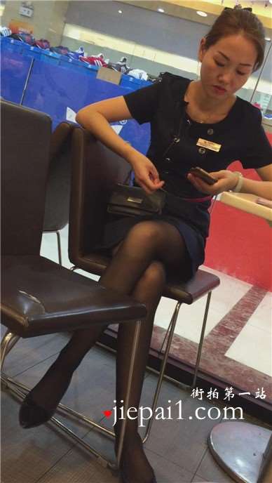 吃饭偶遇黑丝高跟长腿OL制服美眉。